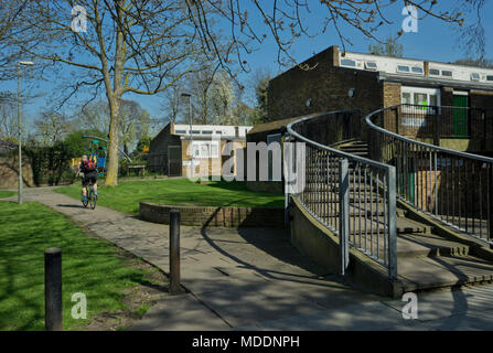 Giardini Cressingham di bassa altezza di alloggiamento del Consiglio tenuta a Lambeth, Londra Sud, sotto la minaccia da parte degli sviluppatori che desiderano convertire in un lusso sviluppo,Londra,l'Inghilterra,UK Foto Stock