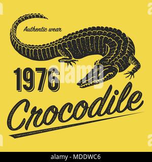 Poster del coccodrillo, stampa per T-shirt. Emblema di alligatore o badge su sfondo giallo. I rettili e gli anfibi. Animali tropicali. Incisi disegnati a mano nel vecchio schizzo vintage. Illustrazione Vettoriale. Illustrazione Vettoriale