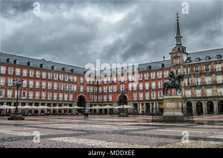 Vista della Plaza Mayor a Madrid in un giorno di pioggia e cielo nuvoloso. Madrid. Spagna. Foto Stock