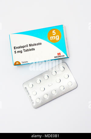 Un pacco di Enalapril Maleato 5 mg compresse per il trattamento di alta pressione sanguigna, insufficienza cardiaca, e prevenire i segni di insufficienza cardiaca. Foto Stock