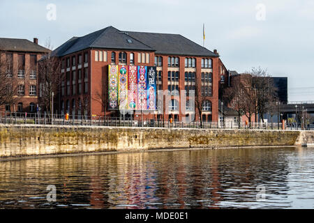 Berlin Mitte. Porto di Humboldt, il Museo di Storia della medicina & Charite hospital edifici,storica vecchia elencati mattone edificio accanto all'acqua Foto Stock