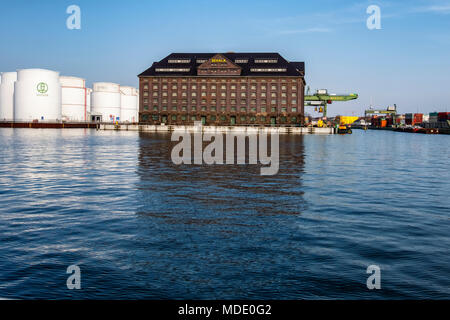 Berlin-Moabit,Westhafen,West Harbour, BEHALA mattone Customs House Edificio Unitank e serbatoi di olio Foto Stock