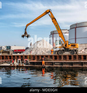 Berlin-Moabit,Westhafen,West Harbour,. SCHWENK tedesco produttore di cemento per le forniture di cemento, cemento, sabbia e ghiaia..Gru & silos Foto Stock