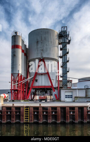 Berlin-Moabit,Westhafen,West Harbour,. SCHWENK tedesco produttore di cemento per le forniture di cemento, cemento, sabbia e ghiaia..L'architettura industriale, silos Foto Stock