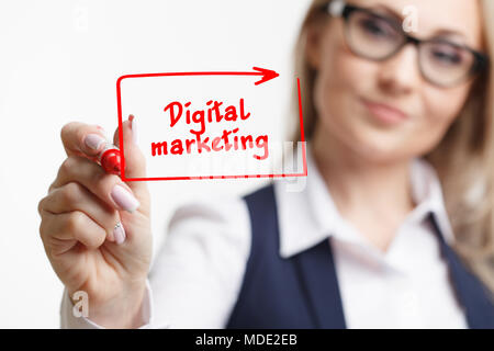 Business donna a scrivere qualcosa con un marcatore o la penna.digital marketing concetto tecnologico. Foto Stock