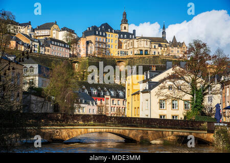 Una vista del fiume Alzette come esso passa attraverso il Grund trimestre nella città di Lussemburgo, Lussemburgo, e le Ville Haute trimestre sulla parte in alto a sinistra, highli Foto Stock