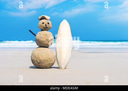 Sandman gioiosa di sabbia bianca sulla spiaggia pulita di un'esotica isola sullo sfondo del mare blu e il cielo nuvoloso. Sabbia surfer. idea creativa di surfin Foto Stock