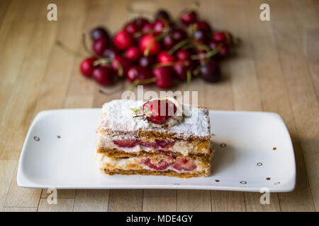 Fragola puff mille-"feuille con cherry Foto Stock