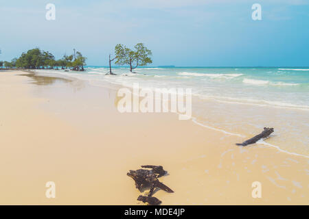 Bianco sabbia pulita sulla spiaggia di un isola deserta con un cristallo trasparente-turchesi acque cristalline. Bellissimo paesaggio esotico. Andamane e Nicobare ISL Foto Stock