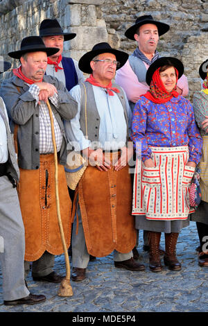 I membri della locale folk Gruppo di canto Grupo Cantares, Evora, Portogallo Foto Stock