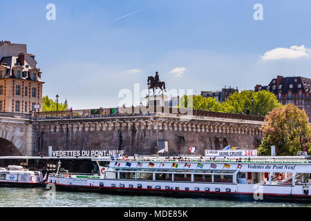 Isola della Città. La Vedettes du Pont Neuf tour in barca sulla Senna Rive. Statua equestre di Henri IV. Parigi, Francia Foto Stock