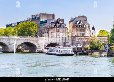 La Vedettes du Pont Neuf tour in barca sul fiume Senna nei pressi di un ponte. Statua equestre di Henri IV. Parigi, Francia Foto Stock