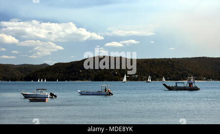 Barche della vela sul acqua a Pittwater Bay, Sydney Australia. Vista da Palm Beach. Foto Stock