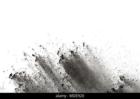 Polvere nera in esplosione contro uno sfondo bianco.Le particelle di carbone opener su sfondo bianco. Primo piano della polvere nera esplodere particelle isol Foto Stock