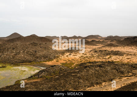 Un piccolo lago d'acqua salmastra sulla Isla de Lobos Fuerteventura, Spagna con la luna tipici come il paesaggio vulcanico dell'isola. Foto Stock