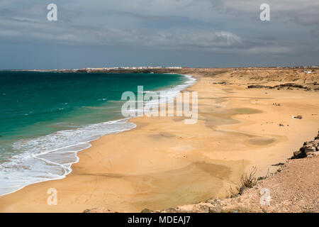 La spiaggia Playa del Castillo vicino a El Cotillo, a ovest di Fuerteventura, Spagna. Foto Stock