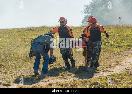 Nakhon Ratchasima, Tailandia - 23 dicembre 2017: la squadra di salvataggio che trasportano passeggeri feriti in ospedale a recue praticare sulla simulazione di aereo passeggeri Foto Stock