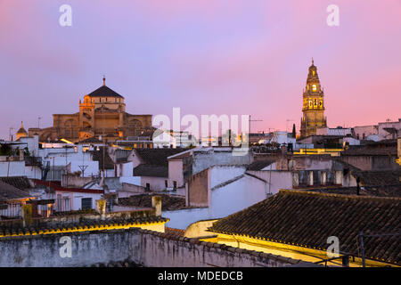 La Mezquita e la Torre del Alminar belfry i riflettori sui tetti all'alba, Cordoba, Andalusia, Spagna, Europa Foto Stock