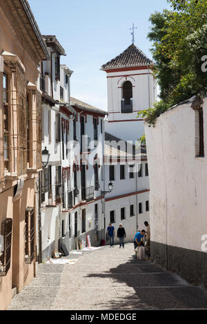 Strada stretta di Cuesta de San Gregorio nella zona di Albaicin, Granada, Andalusia, Spagna, Europa