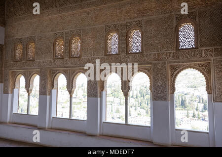 Stile islamico finestre affacciate su Granada all'interno del Palacios Nazaries, l'Alhambra di Granada, Andalusia, Spagna, Europa Foto Stock