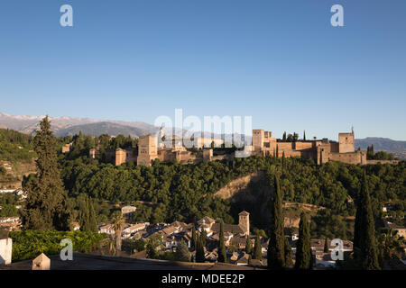 La Alhambra e della Sierra Nevada dal Mirador de San Nicolas, Granada, Andalusia, Spagna, Europa Foto Stock