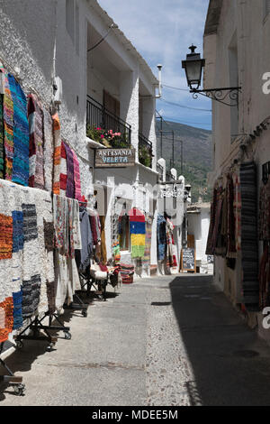 Vista sulla strada di montagna bianca villaggio di Pampaneira, Parco Nazionale Sierra Nevada, Alpujarras area, provincia di Granada, Andalusia, Spagna, Europa Foto Stock