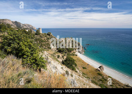 Vista su Cala del Pino vicino a Nerja, provincia di Malaga, Costa del Sol, Andalusia, Spagna, Europa Foto Stock