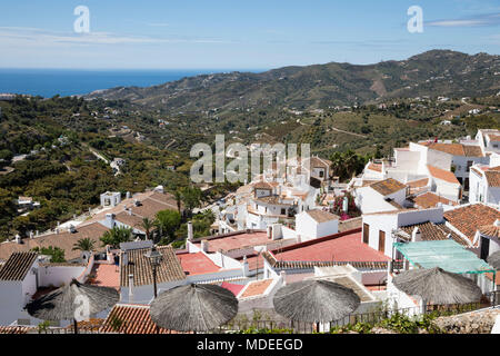 Vista su bianco villaggio andaluso con vista sul mare e sulle montagne, Frigiliana, provincia di Malaga, Costa del Sol, Andalusia, Spagna, Europa Foto Stock