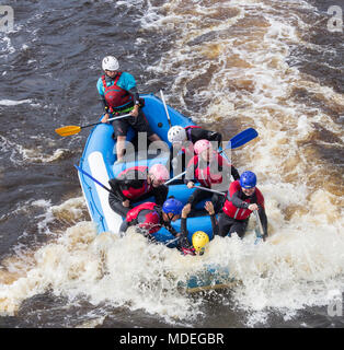 White water rafting a Tees Barrage Internazionale bianco corso d'acqua, Stockton on Tees. Regno Unito Foto Stock