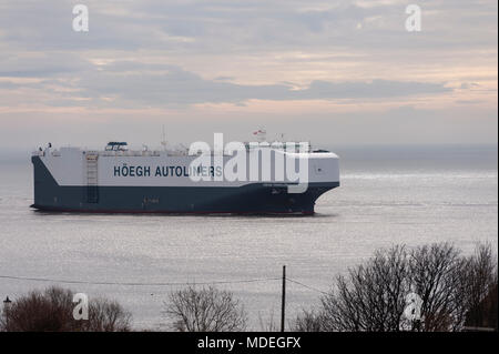 La Hoegh viaggiatore il autoliner che arrivano nel fiume Tyne su la mattina presto la bassa marea, sulla costa nord est. Foto Stock