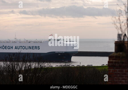 La Hoegh viaggiatore il autoliner che arrivano nel fiume Tyne su la mattina presto la bassa marea, sulla costa nord est. Foto Stock