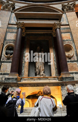 La tomba di Raffaello, la tomba di Maria Bibbiena e Madonna di Lorenzetto nel Pantheon o Basilica Collegiata di Santa Maria ad Martyres (Basilica di San M Foto Stock