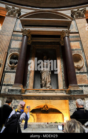 La tomba di Raffaello, la tomba di Maria Bibbiena e Madonna di Lorenzetto nel Pantheon o Basilica Collegiata di Santa Maria ad Martyres (Basilica di San M Foto Stock