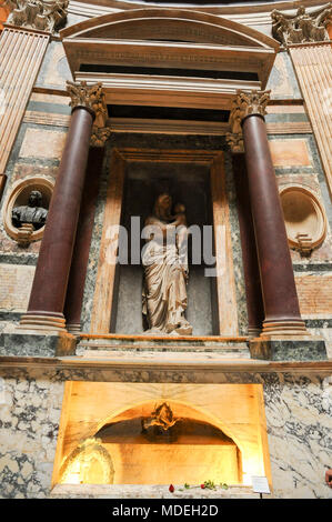 La tomba di Raffaello, la tomba di Maria Bibbiena e Madonna di Lorenzetto nel Pantheon o Basilica Collegiata di Santa Maria ad Martyres (Basilica di San M Foto Stock