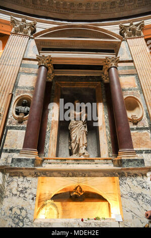 La tomba di Raffaello, la tomba di Maria Bibbiena e Madonna di Lorenzetto nel Pantheon o Basilica Collegiata di Santa Maria ad Martyres (Basilica di San M Foto Stock