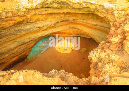 Vista aerea dell'interno della grotta a Benagil con raggi del sole la creazione di effetti luminosi, Lagoa in Algarve, Portogallo, uno dei più imponenti grotte marine in Europa. Algar de a Benagil, è raggiungibile solo via mare. Foto Stock