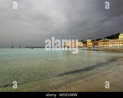 Baia del Silenzio a Sestri Levante, Italia. Bella tranquilla baia, tempesta in arrivo sulla Riviera Italiana. Foto Stock