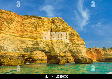 L'iconico arco naturale di Praia da Marinha in Algarve, Portogallo, Europa vista da popolari Boat gita della caverna lungo costa Algarve. Marinha Beach è una delle 100 più belle spiagge di tutto il mondo. Foto Stock