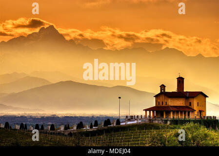 La chiesa del Santuario partigiano di Bastia Mondovi con, sullo sfondo, il 'Stone King", il Monviso (3841m.). Foto Stock
