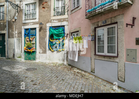 In prospettiva di una tipica stradina nel centro storico di Lisbona, Portogallo Foto Stock