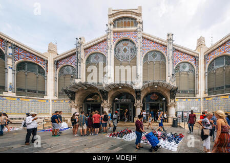 Valencia, Spagna - 3 Giugno 2017: i venditori e i clienti al di fuori del Mercado Central o il mercato centrale. Foto Stock