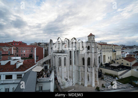 Una veduta aerea del Convento do Carmo a Lisbona, Portogallo Foto Stock