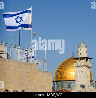 La Cupola della roccia e una moschea con una bandiera israeliana, Gerusalemme, Israele Foto Stock