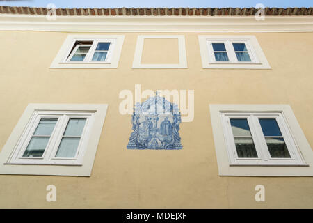 La decorazione con la tipica delle tegole di una casa nel centro di Lisbona, Portogallo Foto Stock