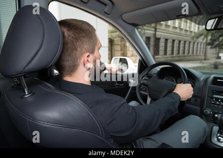 Uomo Barbuto alla guida di una macchina Foto Stock