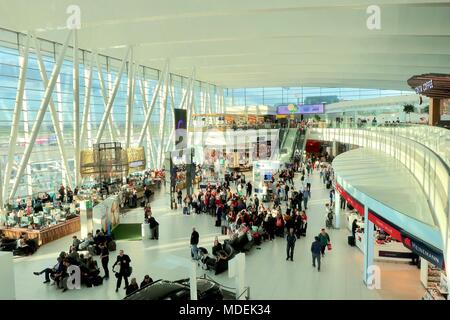 Budapest, Ungheria Unione europea. Luminosa calda soleggiata giornata di primavera, aprile 2018. Piazza Ferenc Liszt International Airport Terminal. Foto Stock