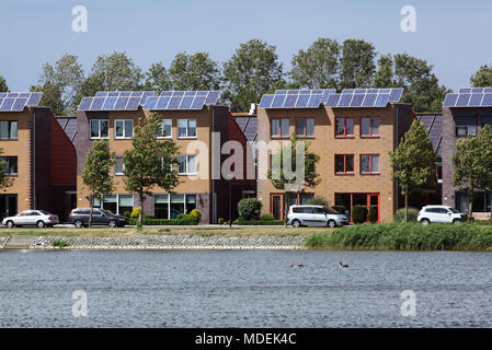 Case e rabboccato con celle fotovoltaiche in Stad van de Zon (Città del Sole), un borgo sostenibile di Heerhugowaard, North Holland, Paesi Bassi. Foto Stock