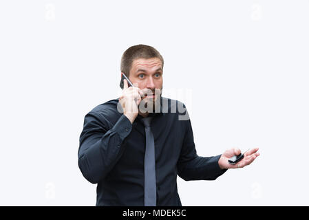 Uomo Barbuto emotivamente parlando al telefono vicino l'auto Foto Stock