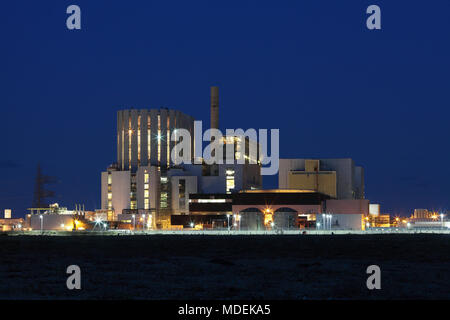 Dungeness centrali nucleari di notte. Di Dungeness B è sulla sinistra; Dungeness una sulla destra. Foto Stock