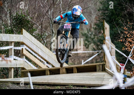 Rachel Atherton, professional racing ciclista specializzato in discesa con la mountain bike racing ed è un multiplo di UCI Campione del Mondo. Foto Stock